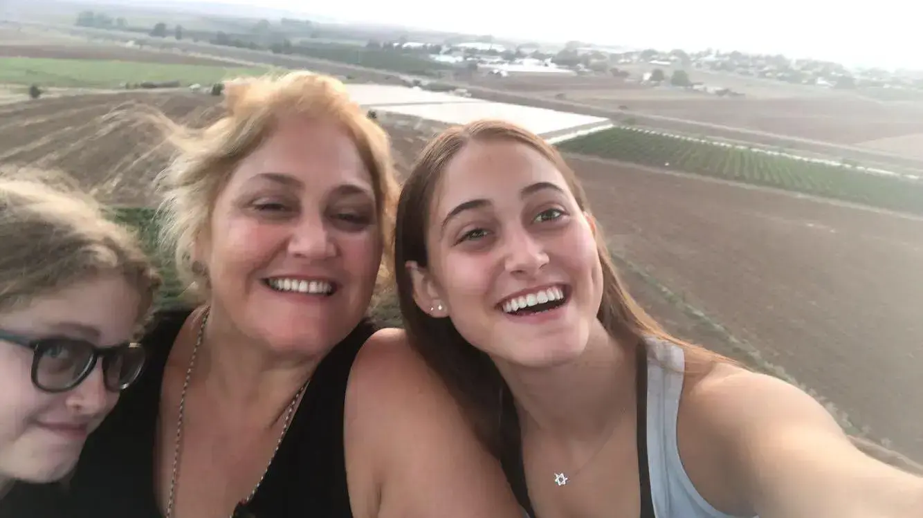 אריאלה חסון שגורשה מבית מלון בגלל שלבשה גופיה עם בנותיה אריאלה חסון שגורשה מבית מלון בגלל שלבשה גופיה עם בנותיה