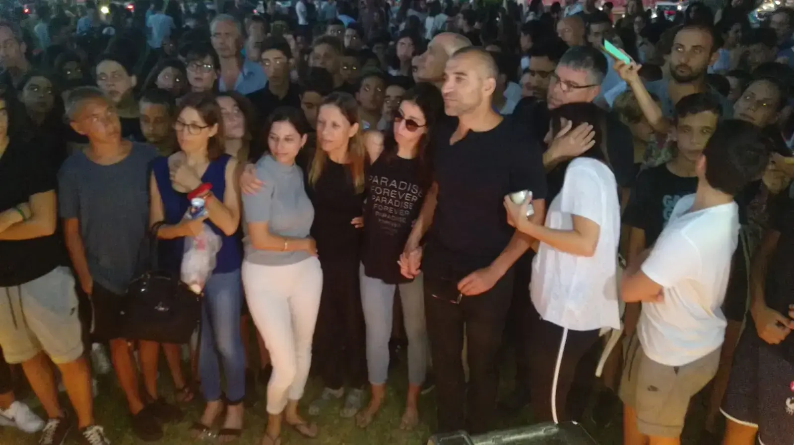 הורי של אילון שלו-אמסלם במהלך הדלקת נר זיכרון בזירת התאונה בש"י עגנון 30 ביולי 2018 הורי של אילון שלו-אמסלם במהלך הדלקת נר זיכרון בזירת התאונה בש"י עגנון 30 ביולי 2018