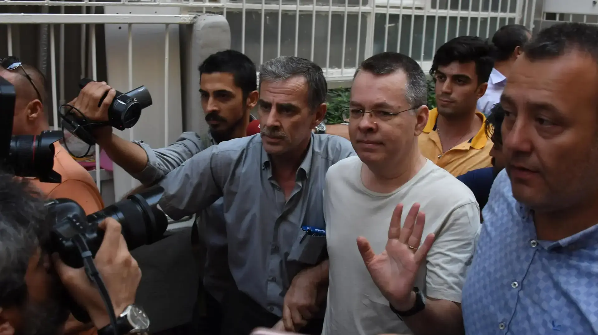 הכומר האמריקני אנדרו ברונסון משוחרר מבית הכלא במערב טורקיה, יולי 2018 הכומר האמריקני אנדרו ברונסון משוחרר מבית הכלא במערב טורקיה, יולי 2018