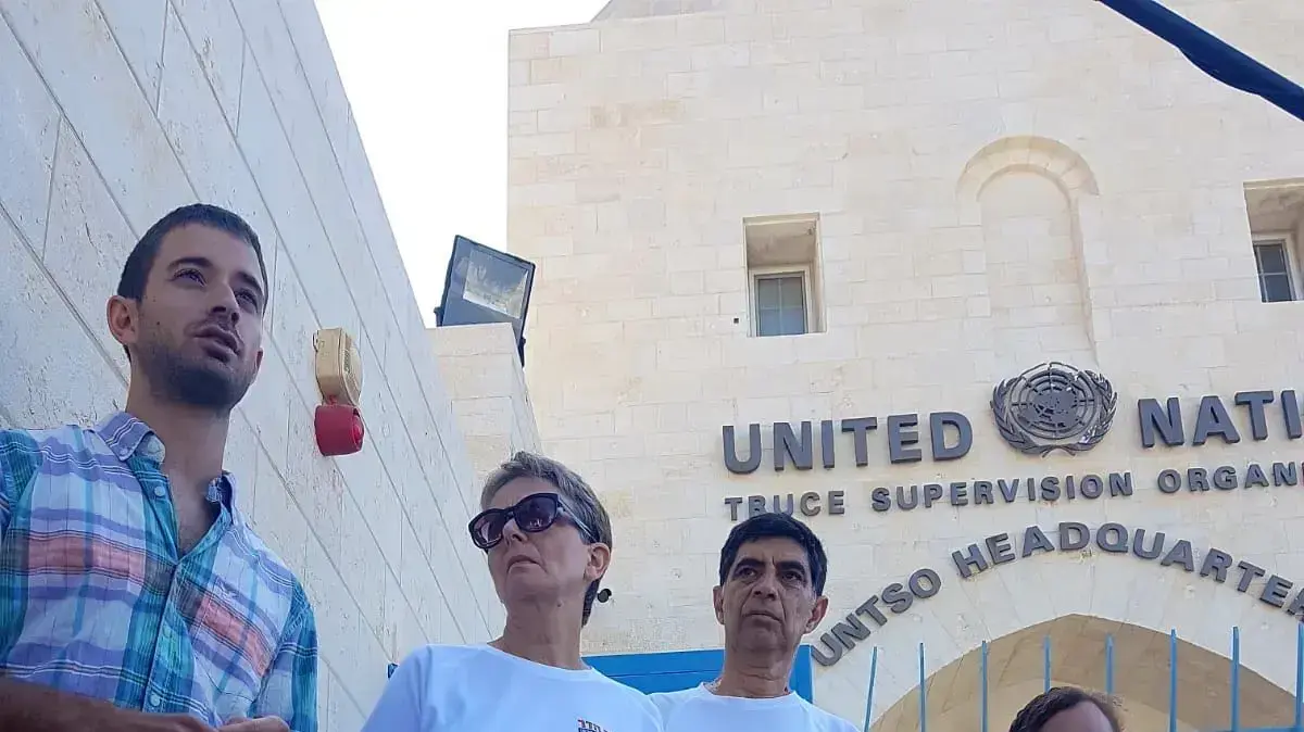 משפחת גולדין ומערך מתנדבי ?מסדר הדר? במהלך אירוע מחאה מול מטה האו?ם בירושלים 1 באוגוסט 2018 משפחת גולדין ומערך מתנדבי ?מסדר הדר? במהלך אירוע מחאה מול מטה האו?ם בירושלים 1 באוגוסט 2018