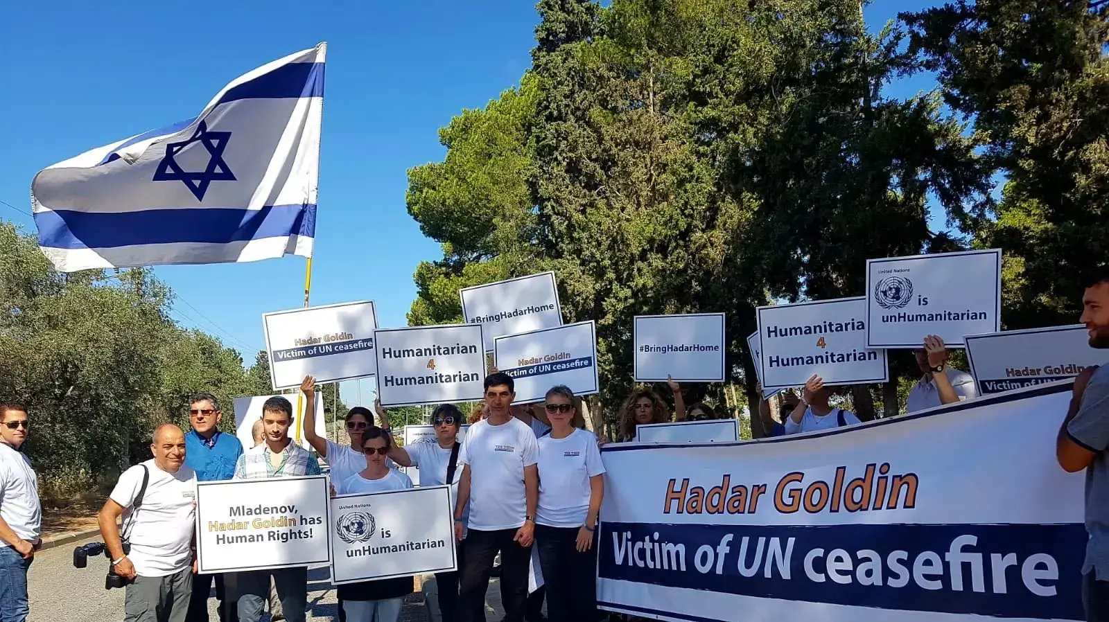 משפחת גולדין ומערך מתנדבי ?מסדר הדר? במהלך אירוע מחאה מול מטה האו?ם בירושלים 1 באוגוסט 2018 משפחת גולדין ומערך מתנדבי ?מסדר הדר? במהלך אירוע מחאה מול מטה האו?ם בירושלים 1 באוגוסט 2018