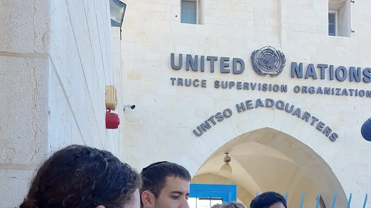 משפחת גולדין ומערך מתנדבי ?מסדר הדר? במהלך אירוע מחאה מול מטה האו?ם בירושלים 1 באוגוסט 2018 משפחת גולדין ומערך מתנדבי ?מסדר הדר? במהלך אירוע מחאה מול מטה האו?ם בירושלים 1 באוגוסט 2018