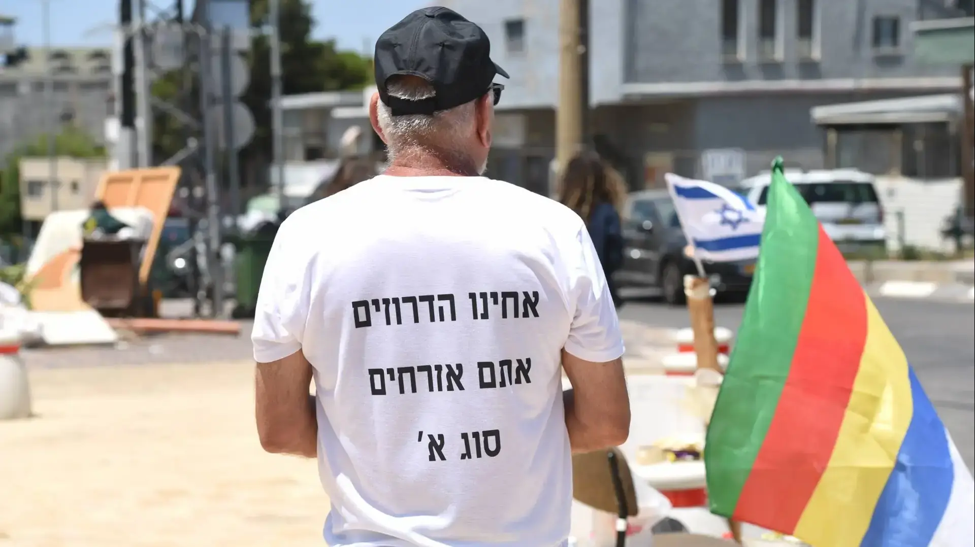אזרח ממודיעין מפגין את תמיכתו בדרוזים, בכניסה למועצת דלית אל כרמל
אזרח ממודיעין מפגין את תמיכתו בדרוזים, בכניסה למועצת דלית אל כרמל