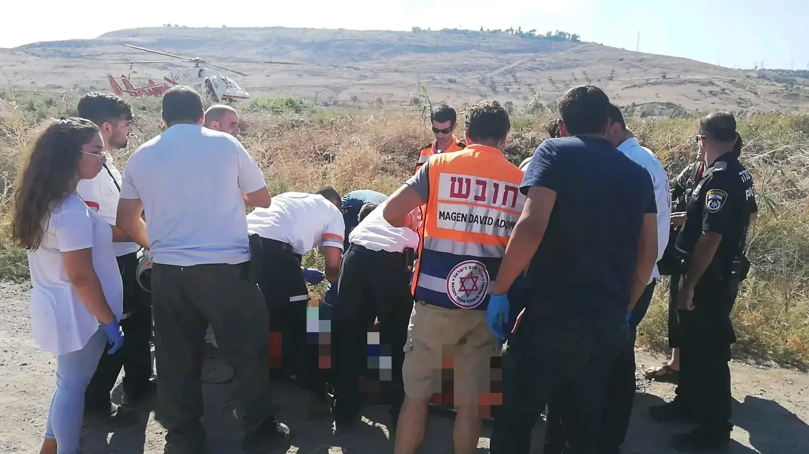 חובשים ופראמדיקים של מד"א מעניקים טיפול רפואי ומפנים במסוק מד"א לבי"ח זיו נער בן 14 במצב אנוש תוך כדי פעולות החייאה