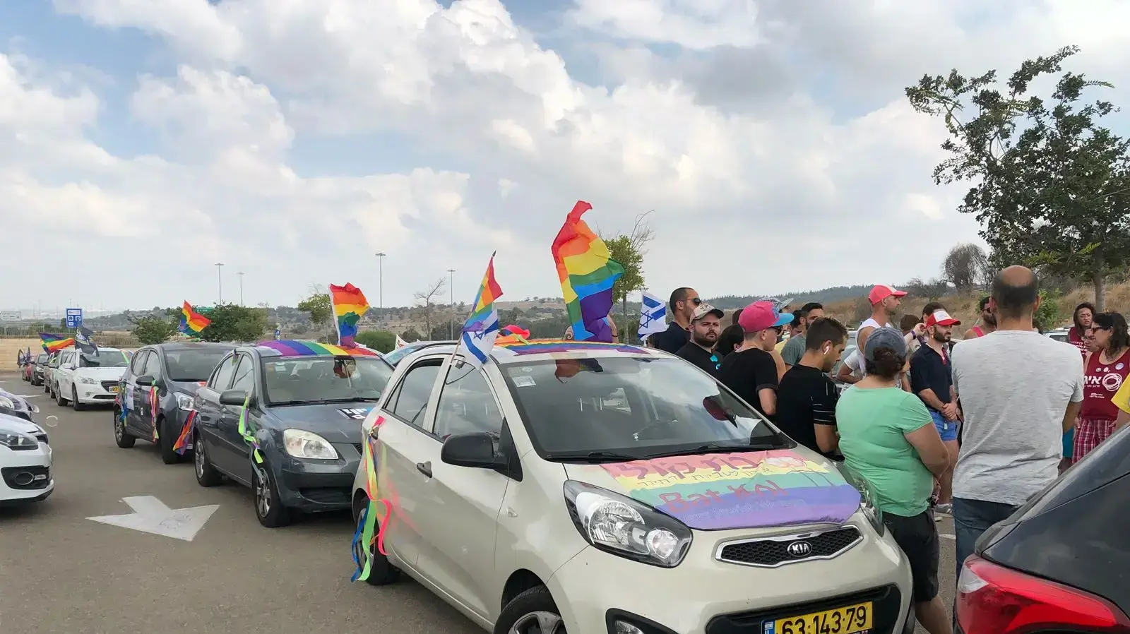 התארגנות של חברי הקהילה הלהטבית בישפרו סנטר במודיעין לטובת יציאה בשיירה לכיוון ירושלים לקראת מצעד הגאווה.