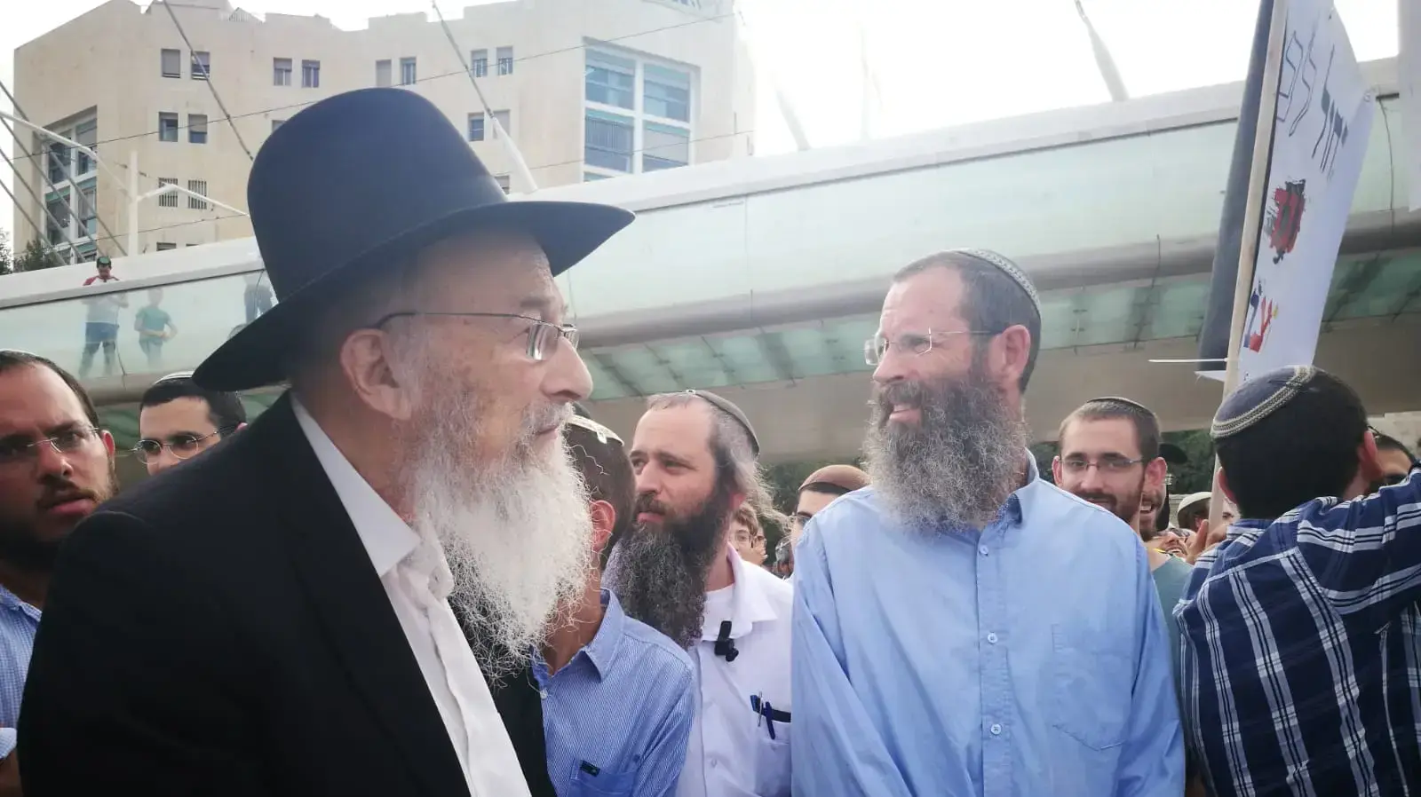 הרב ישראל צבי טאו והרב יגאל לוינשטיין בהפגנה נגד מצעד הגאווה בירושלים, 2 באוגוסט 2018 הרב ישראל צבי טאו והרב יגאל לוינשטיין בהפגנה נגד מצעד הגאווה בירושלים, 2 באוגוסט 2018