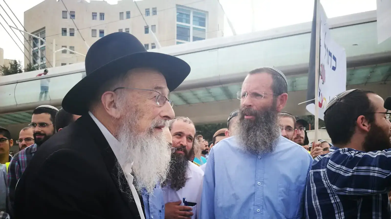 הרב ישראל צבי טאו והרב יגאל לוינשטיין בהפגנה נגד מצעד הגאווה בירושלים, 2 באוגוסט 2018 הרב ישראל צבי טאו והרב יגאל לוינשטיין בהפגנה נגד מצעד הגאווה בירושלים, 2 באוגוסט 2018