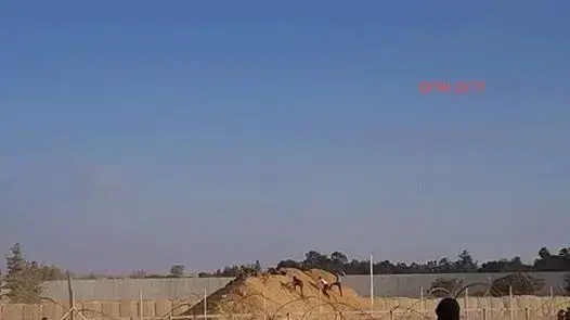 פלסטינים שעלו על סוללת עפר ששימשה בעבר כעמדת צלפים של צה"ל באזור רפיח, 3 באוגוסט 2018 פלסטינים שעלו על סוללת עפר ששימשה בעבר כעמדת צלפים של צה"ל באזור רפיח, 3 באוגוסט 2018