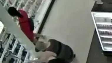 אבא תופס גבר מציץ לבתו
