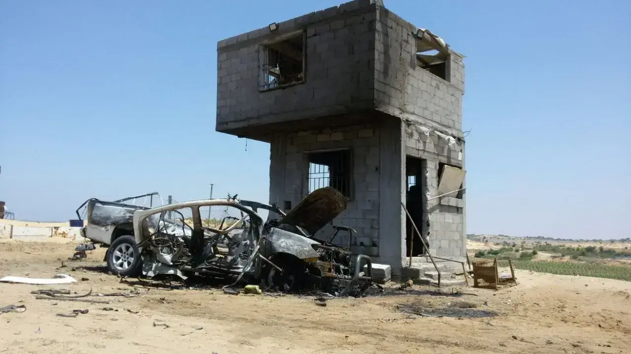 רכב ומבנה שנפגעו בתקיפת צה"ל בצפון רצועת עזה ב-5 באוגוסט 2018 רכב ומבנה שנפגעו בתקיפת צה"ל בצפון רצועת עזה ב-5 באוגוסט 2018
