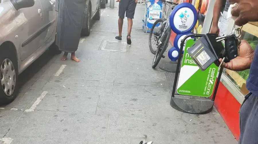נחש אוכל יונה ברחוב בלונדון, אוגוסט 2018 נחש אוכל יונה ברחוב בלונדון, אוגוסט 2018