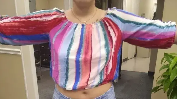 סולקה מהקניון כי לבשה מכנסיים קצרים מדי סולקה מהקניון כי לבשה מכנסיים קצרים מדי