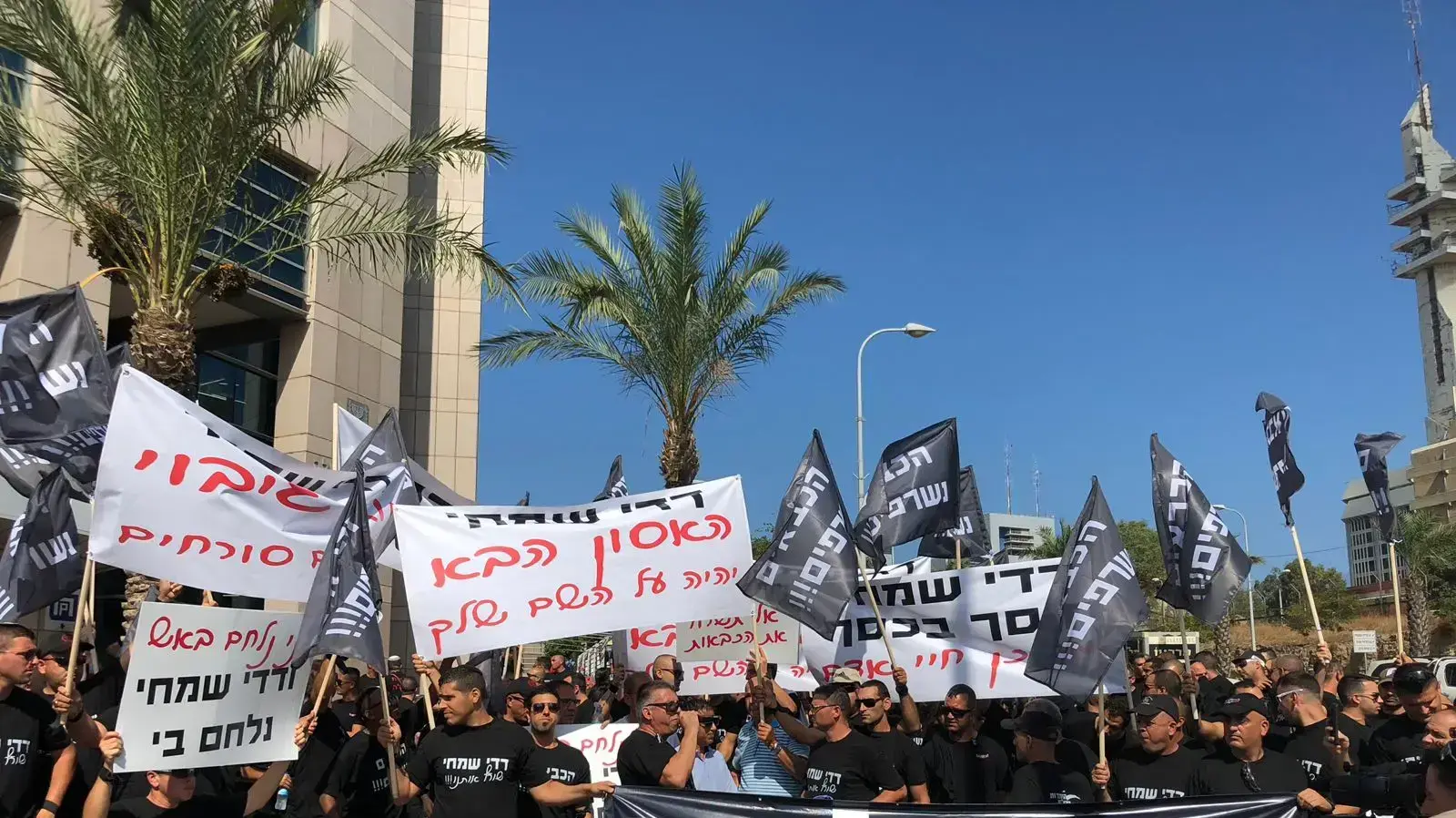 מאות כבאים מכל רחבי הארץ מפגינים בשעה זו מול קרית הממשלה בתל אביב נגד נציב כבאות והצלה דדי שימחי, 6 באוגוסט 2018