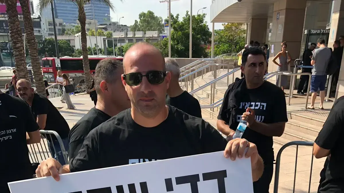 מאות כבאים מכל רחבי הארץ מפגינים בשעה זו מול קרית הממשלה בתל אביב נגד נציב כבאות והצלה דדי שימחי, 6 באוגוסט 2018 מאות כבאים מכל רחבי הארץ מפגינים בשעה זו מול קרית הממשלה בתל אביב נגד נציב כבאות והצלה דדי שימחי, 6 באוגוסט 2018