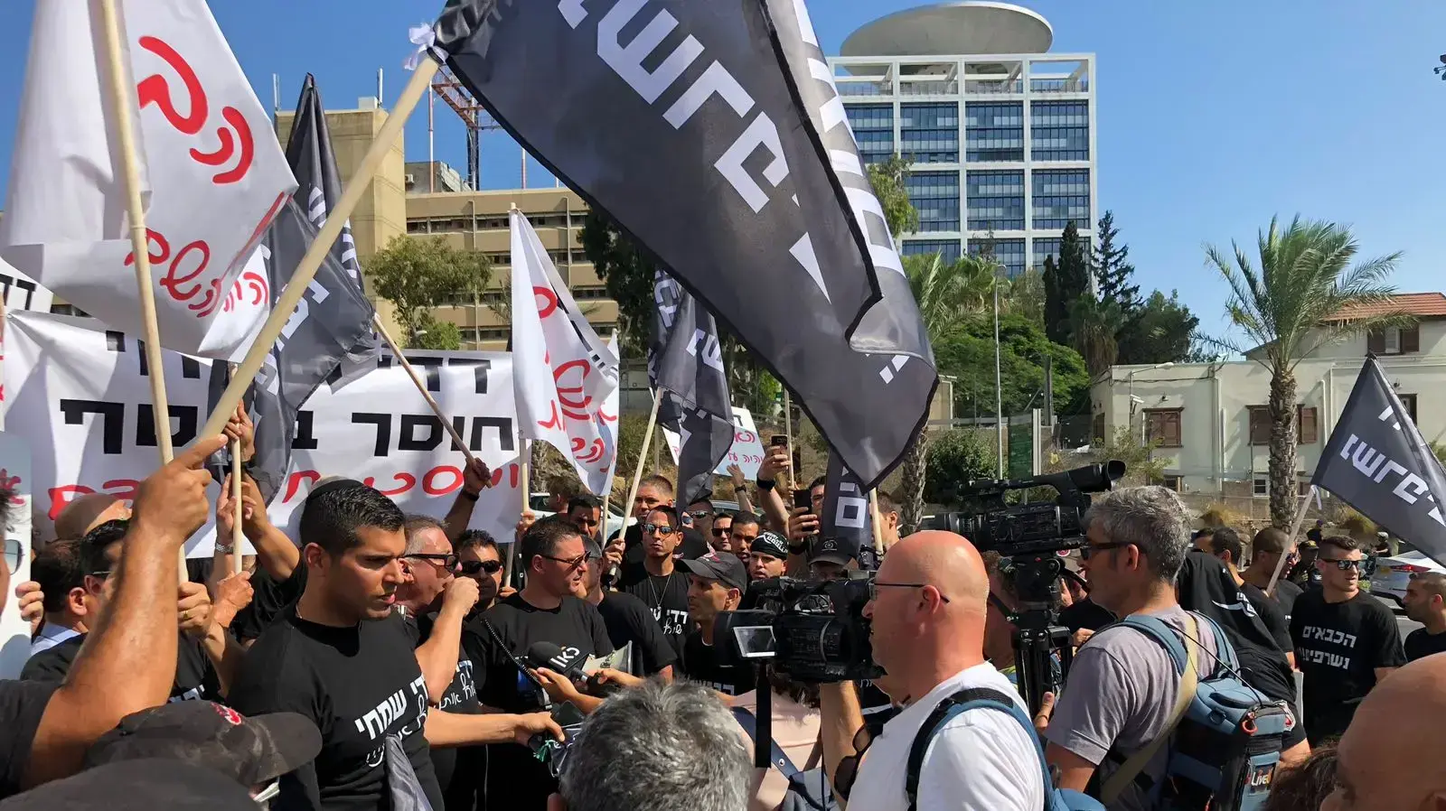 מאות כבאים מכל רחבי הארץ מפגינים בשעה זו מול קרית הממשלה בתל אביב נגד נציב כבאות והצלה דדי שימחי, 6 באוגוסט 2018 מאות כבאים מכל רחבי הארץ מפגינים בשעה זו מול קרית הממשלה בתל אביב נגד נציב כבאות והצלה דדי שימחי, 6 באוגוסט 2018