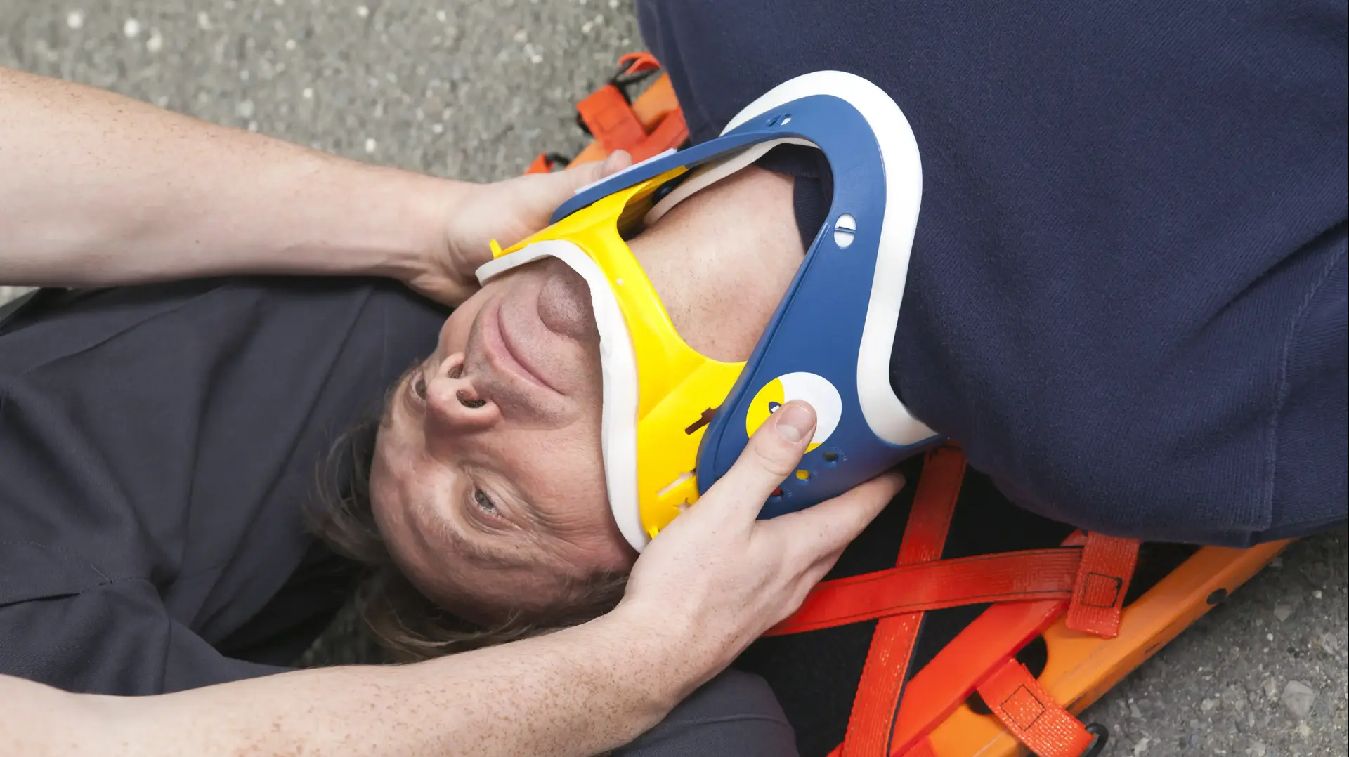 פרמדיקים מפנים פצוע על אלונקה פרמדיקים מפנים פצוע על אלונקה
