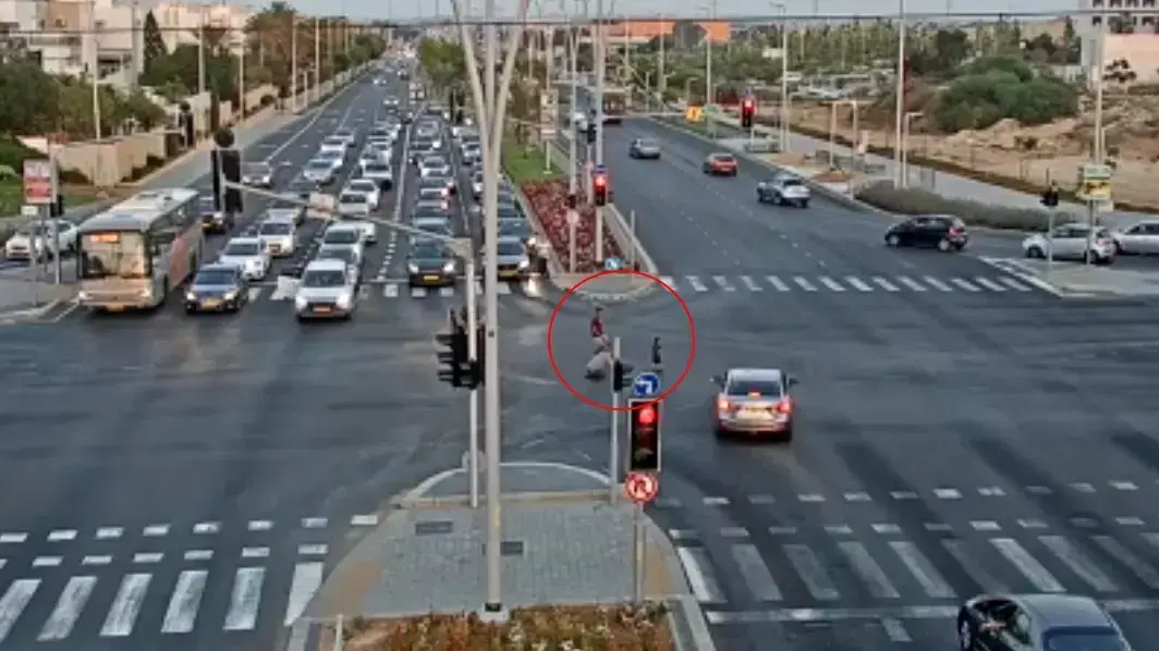 אירוע בצומת אלטלנה. בזמן נסיעת רכב, תוך כדי סיבוב בצומת, נפל ילד מתוך הרכב לכביש הסואן אירוע בצומת אלטלנה. בזמן נסיעת רכב, תוך כדי סיבוב בצומת, נפל ילד מתוך הרכב לכביש הסואן
