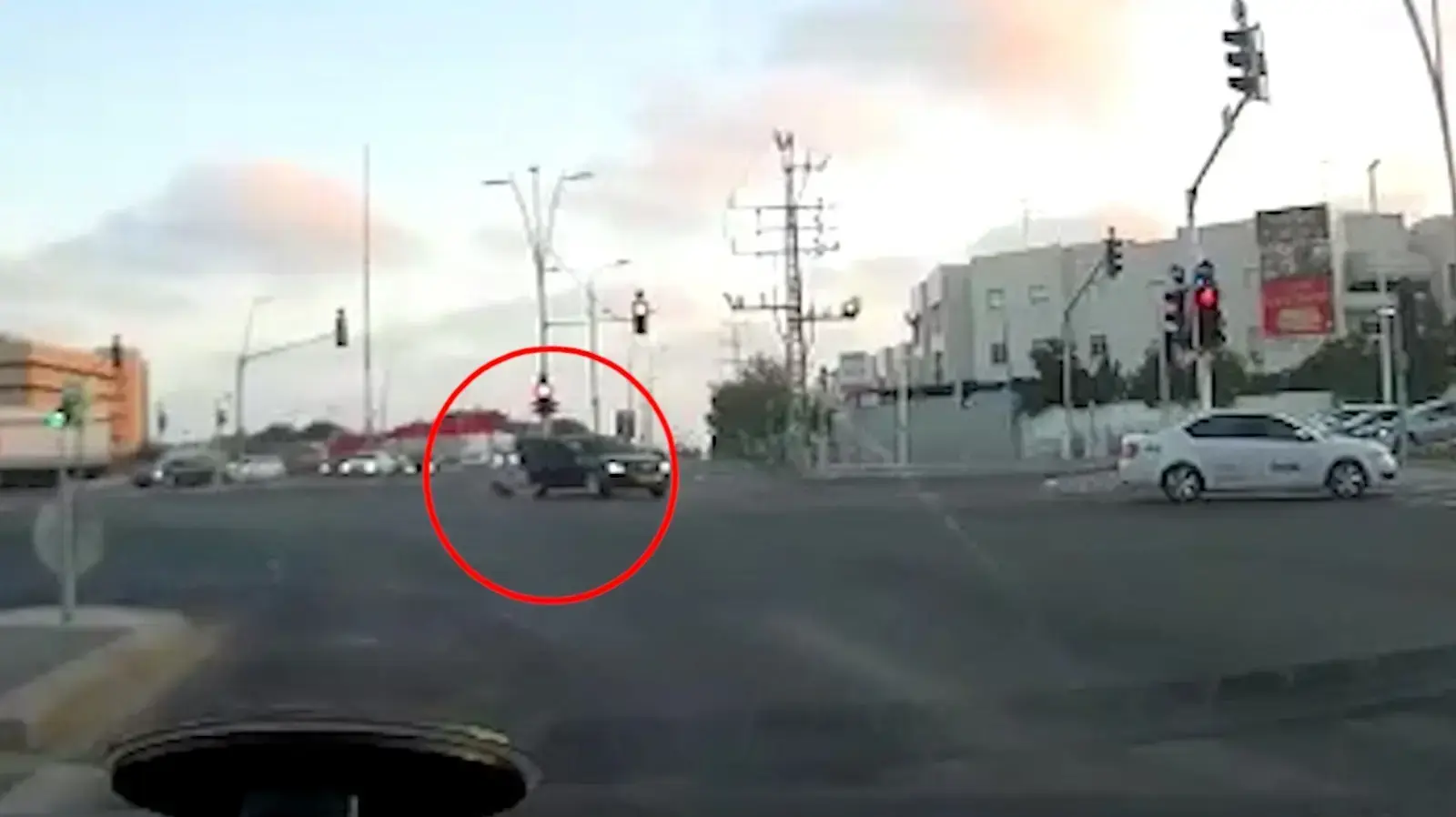 אירוע בצומת אלטלנה. בזמן נסיעת רכב, תוך כדי סיבוב בצומת, נפל ילד מתוך הרכב לכביש הסואן אירוע בצומת אלטלנה. בזמן נסיעת רכב, תוך כדי סיבוב בצומת, נפל ילד מתוך הרכב לכביש הסואן