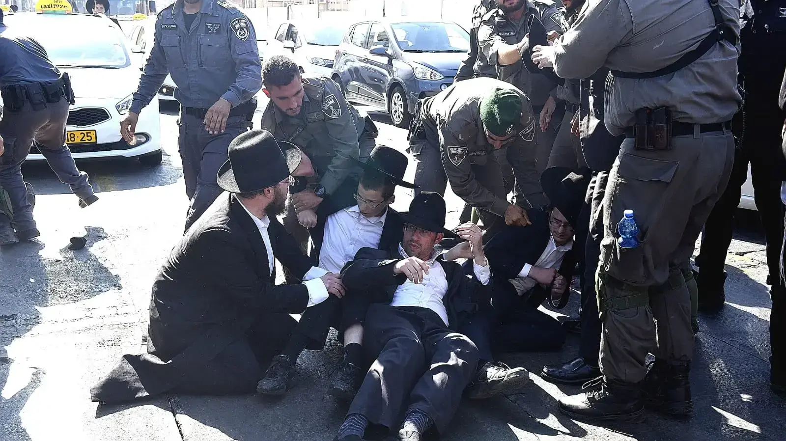 הפגנת חרדים כנגד מעצר עריקים בבני ברק 6 באוגוסט 2018 הפגנת חרדים כנגד מעצר עריקים בבני ברק 6 באוגוסט 2018