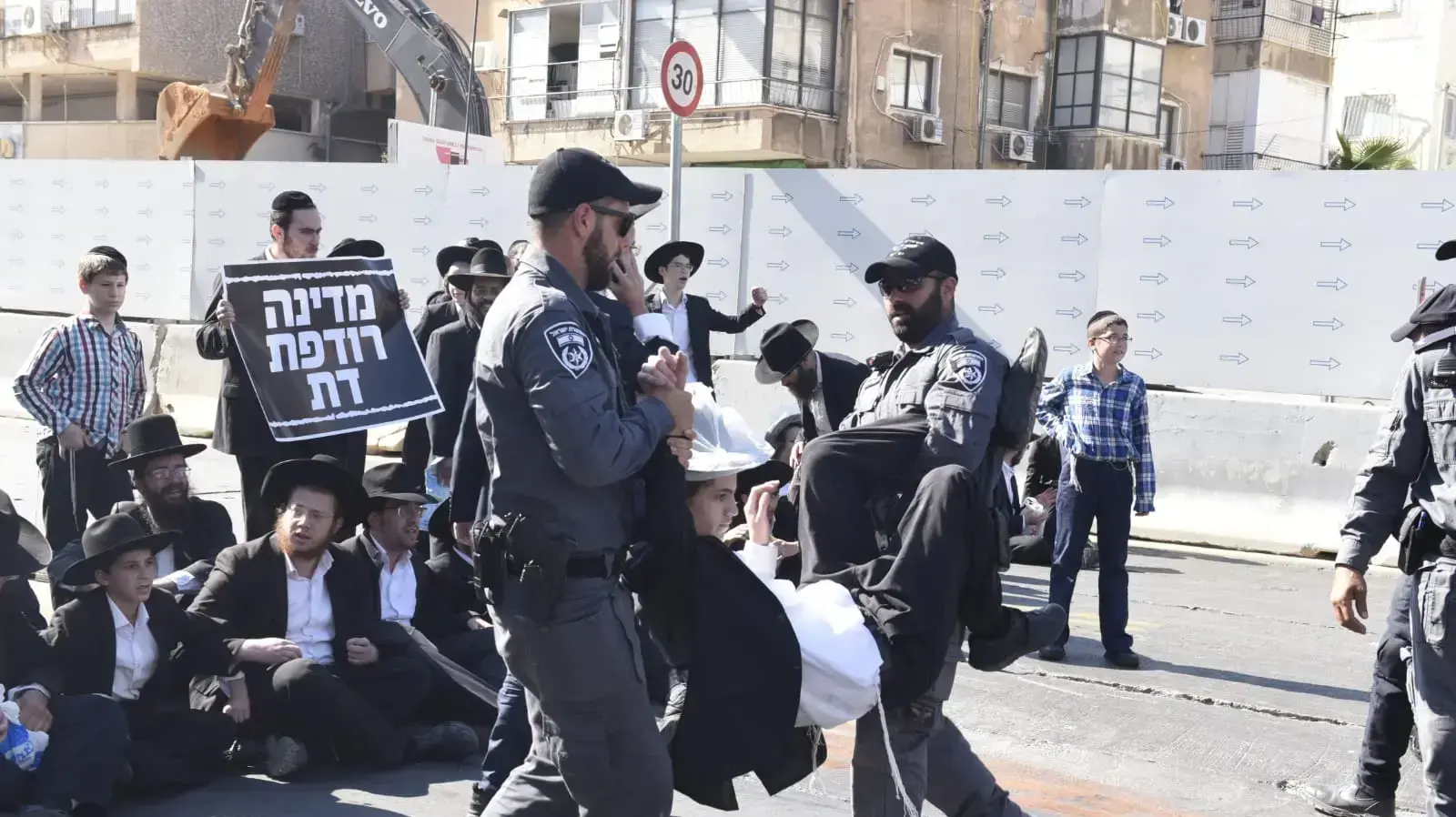 הפגנת חרדים כנגד מעצר עריקים בבני ברק 6 באוגוסט 2018 הפגנת חרדים כנגד מעצר עריקים בבני ברק 6 באוגוסט 2018