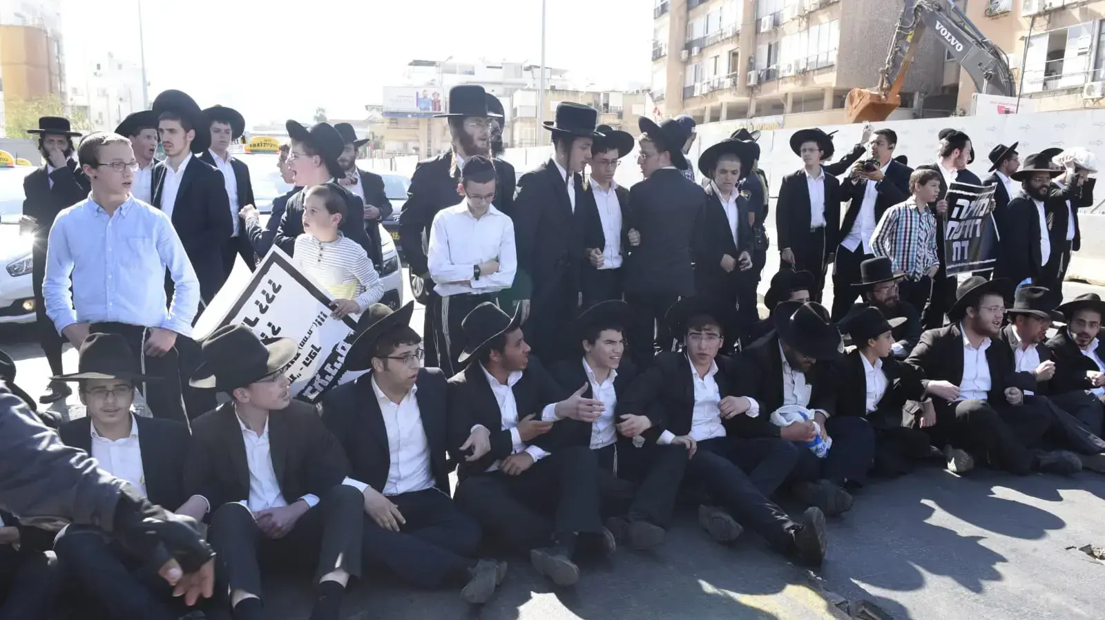 הפגנת חרדים כנגד מעצר עריקים בבני ברק 6 באוגוסט 2018 הפגנת חרדים כנגד מעצר עריקים בבני ברק 6 באוגוסט 2018