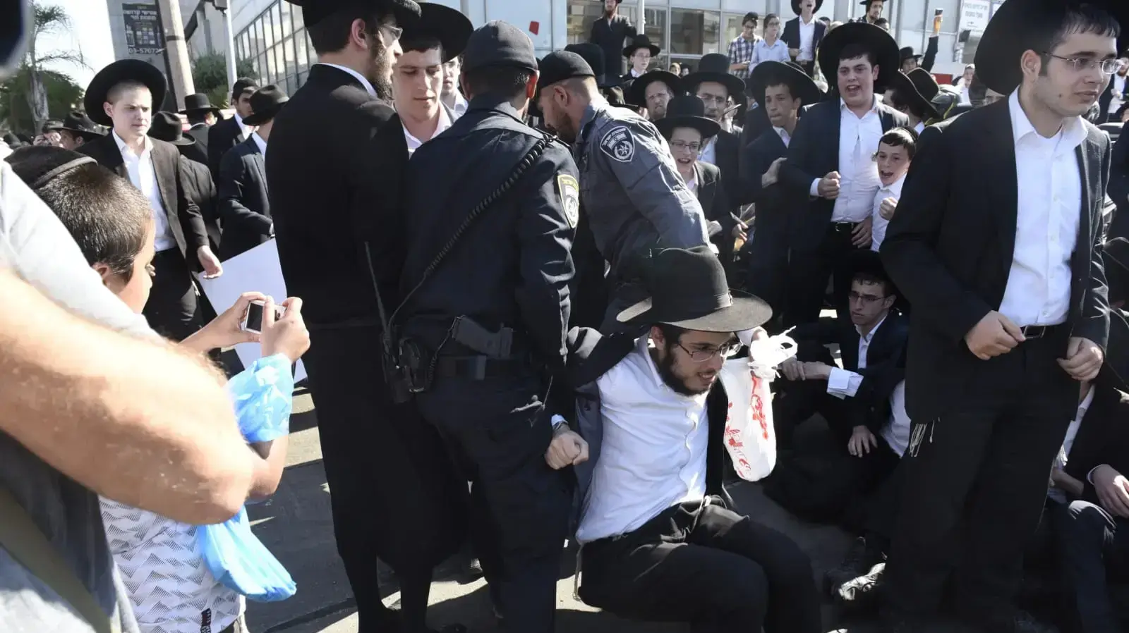 הפגנת חרדים כנגד מעצר עריקים בבני ברק 6 באוגוסט 2018 הפגנת חרדים כנגד מעצר עריקים בבני ברק 6 באוגוסט 2018