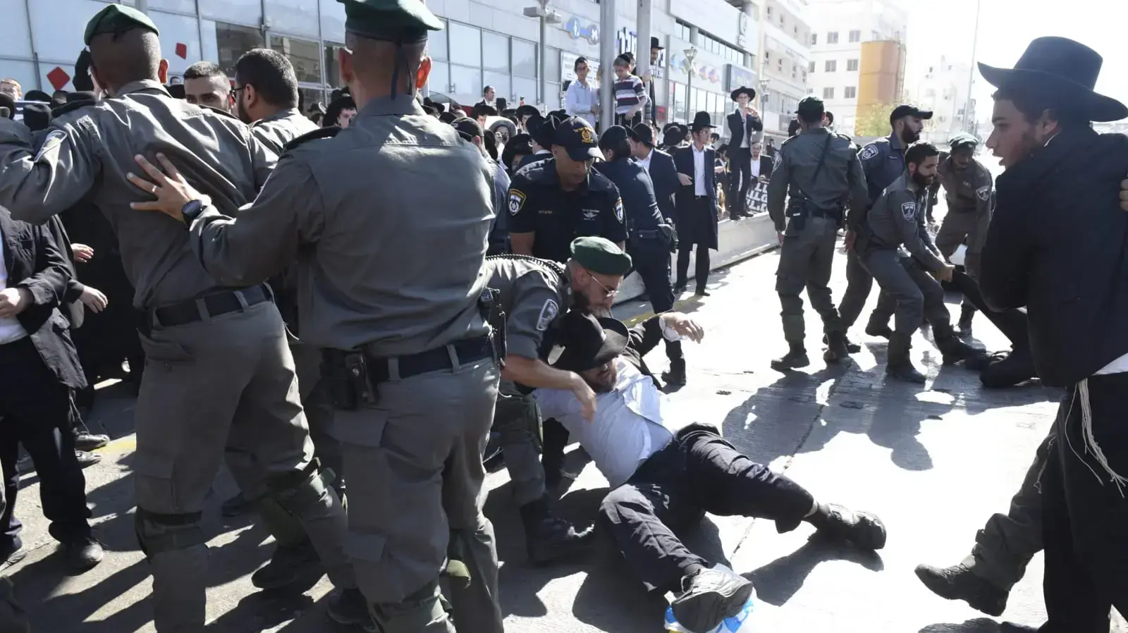 הפגנת חרדים כנגד מעצר עריקים בבני ברק 6 באוגוסט 2018 הפגנת חרדים כנגד מעצר עריקים בבני ברק 6 באוגוסט 2018