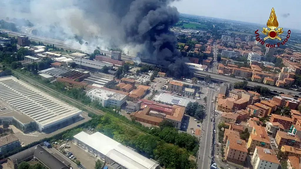 עשן מיתמר מגשר שבו אירעה תאונה בין מכלית למשאית בעיר בולוניה, איטליה, 6 באוגוסט 2018 עשן מיתמר מגשר שבו אירעה תאונה בין מכלית למשאית בעיר בולוניה, איטליה, 6 באוגוסט 2018