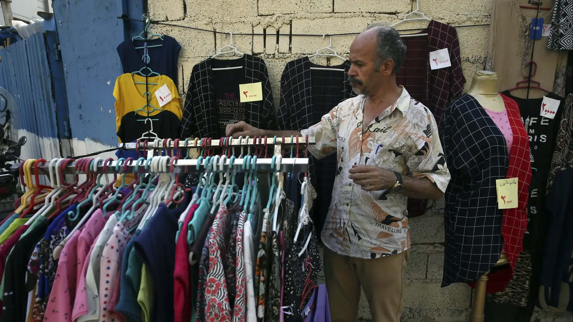 מוכר בגדים בטהראן ביולי 2018 מוכר בגדים בטהראן ביולי 2018
