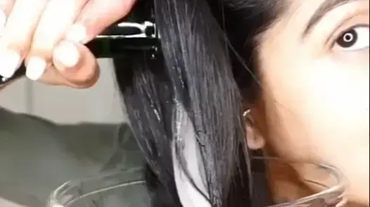 חופפת עם שמפו שמפניה חופפת עם שמפו שמפניה