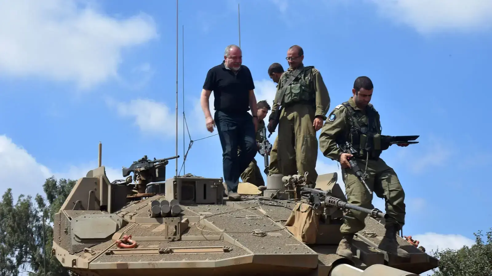 שר הביטחון אביגדור ליברמן בסיור עם כוחות שריון ברמת הגולן שר הביטחון אביגדור ליברמן בסיור עם כוחות שריון ברמת הגולן