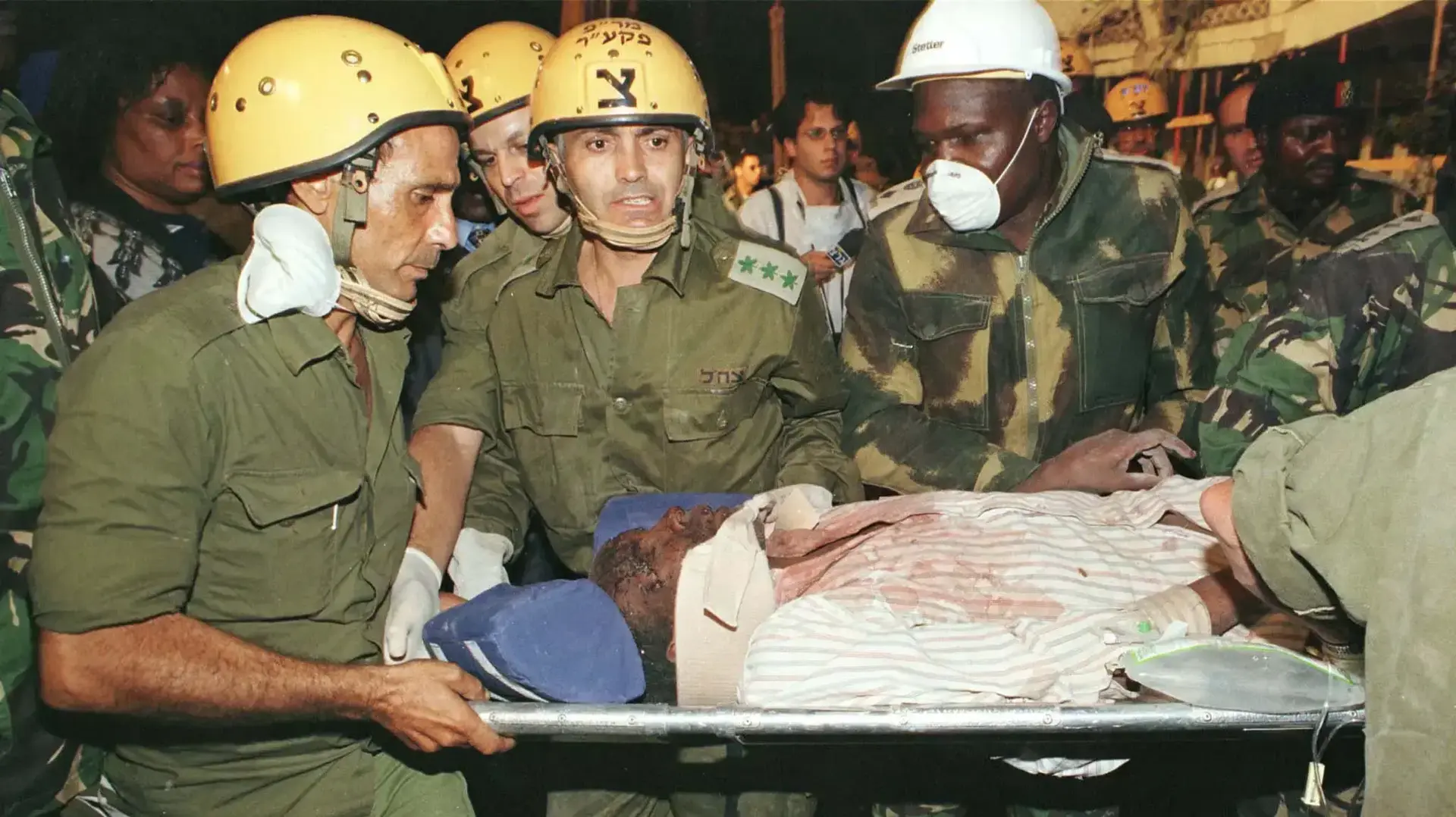 צוותי צה"ל מחלצים נפגעים מהריסות השגרירות האמריקנית בניירובי, קניה, אחרי פיגוע של אל-קאעדה, 7 באוגוסט 1998 צוותי צה"ל מחלצים נפגעים מהריסות השגרירות האמריקנית בניירובי, קניה, אחרי פיגוע של אל-קאעדה, 7 באוגוסט 1998