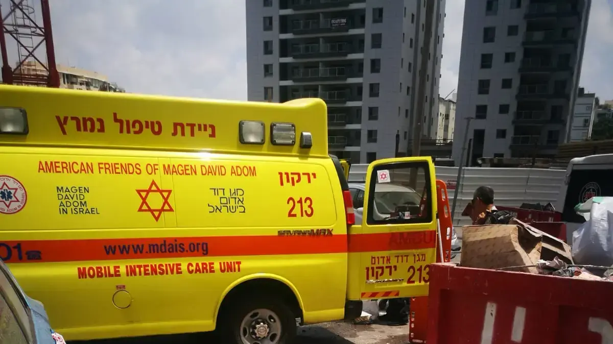 פועל שנפגע מחפץ כבד שנפל מגובה באתר בניה ברחוב פרופ' יובל נאמן בתל אביב 8 באוגוסט 2018 פועל שנפגע מחפץ כבד שנפל מגובה באתר בניה ברחוב פרופ' יובל נאמן בתל אביב 8 באוגוסט 2018