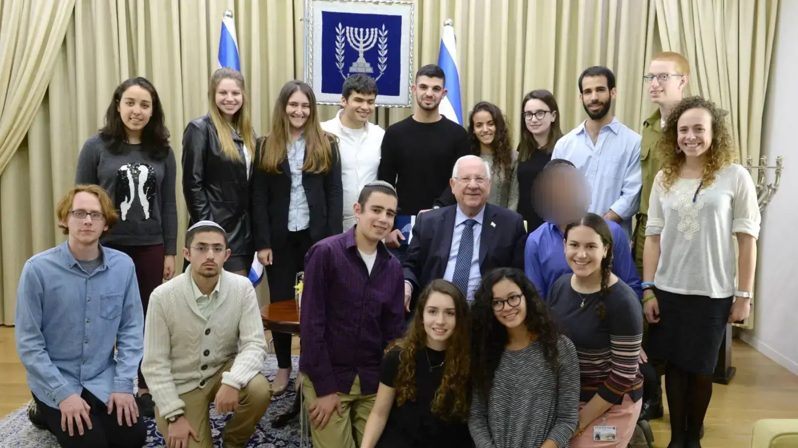 נשיא המדינה עם תלמידי בתי הספר התיכוניים שזכו בפרס וביניהם ע', לוחם מגלן שנפצע נשיא המדינה עם תלמידי בתי הספר התיכוניים שזכו בפרס וביניהם ע', לוחם מגלן שנפצע