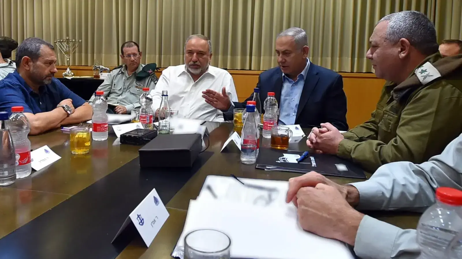 דיון הערכת מצב בראשות ראש הממשלה בנימין נתניהו שר הביטחון אביגדור ליברמן קרייה תל אביב ה-9 באוגוסט 2018
דיון הערכת מצב בראשות ראש הממשלה בנימין נתניהו שר הביטחון אביגדור ליברמן קרייה תל אביב ה-9 באוגוסט 2018