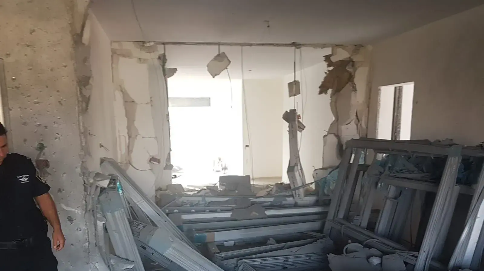 זירת נפילת הרקטה בבניין מגורים שבהליך בניה בעיר שדרות 9 ביולי 2018 זירת נפילת הרקטה בבניין מגורים שבהליך בניה בעיר שדרות 9 ביולי 2018