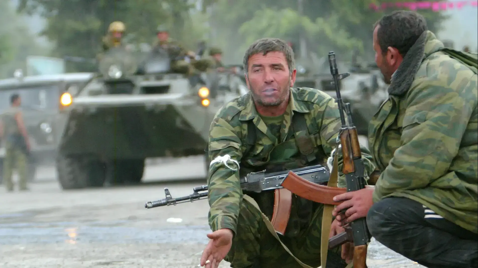 מלחמת רוסיה גאורגיה מגזין
Aug. 9, 2008 file photo, South Ossetia separatist fighters rest near an armored vehicle in the town of Dzhava, South Ossetia מלחמת רוסיה גאורגיה מגזין
Aug. 9, 2008 file photo, South Ossetia separatist fighters rest near an armored vehicle in the town of Dzhava, South Ossetia