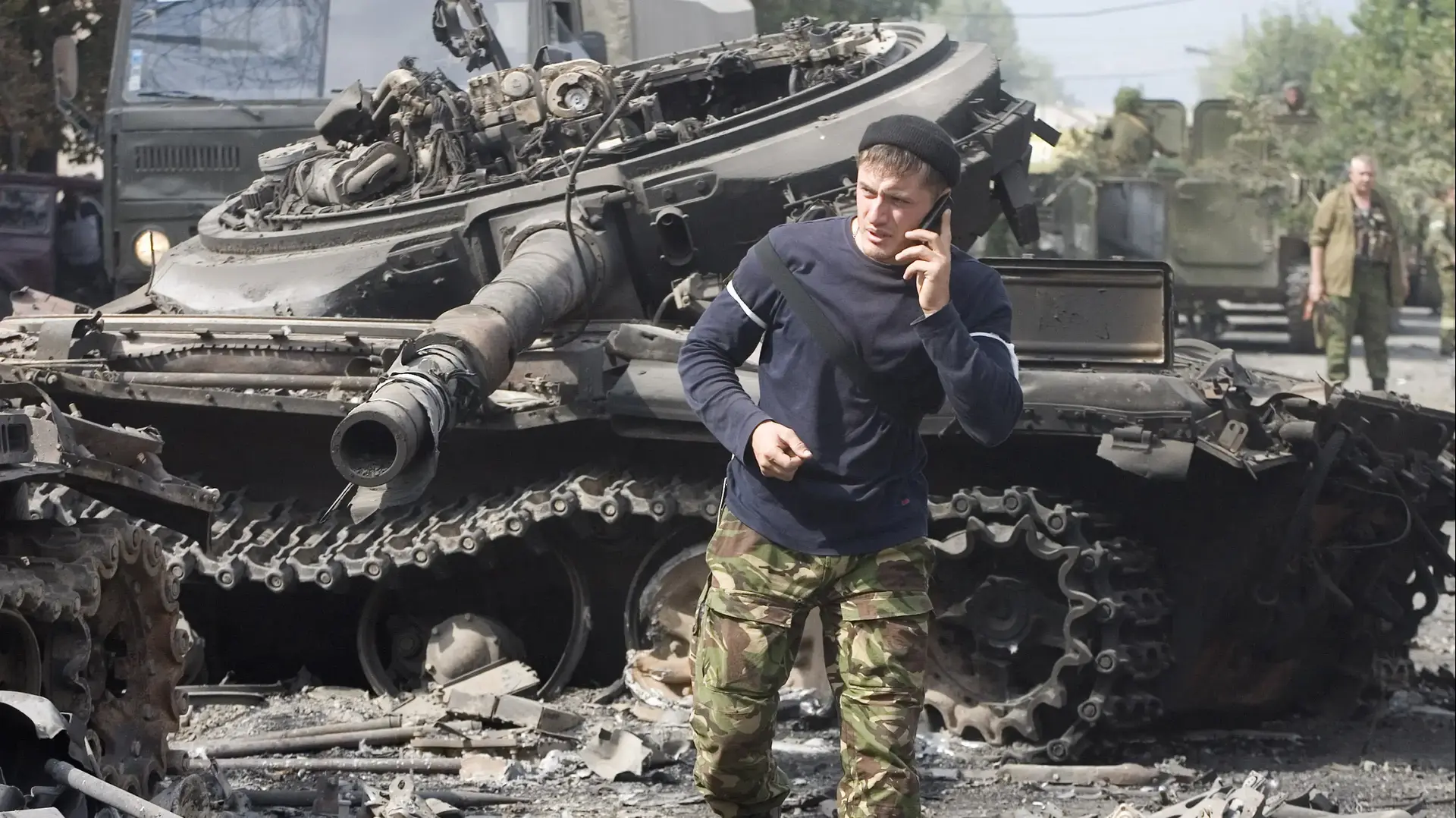 מלחמת רוסיה גאורגיה מגזין
Aug. 11, 2008 file photo, an Ossetian soldier uses a mobile phone as he walks near a destroyed tank in Tskhinvali, capital of the Georgian breakaway enclave of South Ossetia מלחמת רוסיה גאורגיה מגזין
Aug. 11, 2008 file photo, an Ossetian soldier uses a mobile phone as he walks near a destroyed tank in Tskhinvali, capital of the Georgian breakaway enclave of South Ossetia