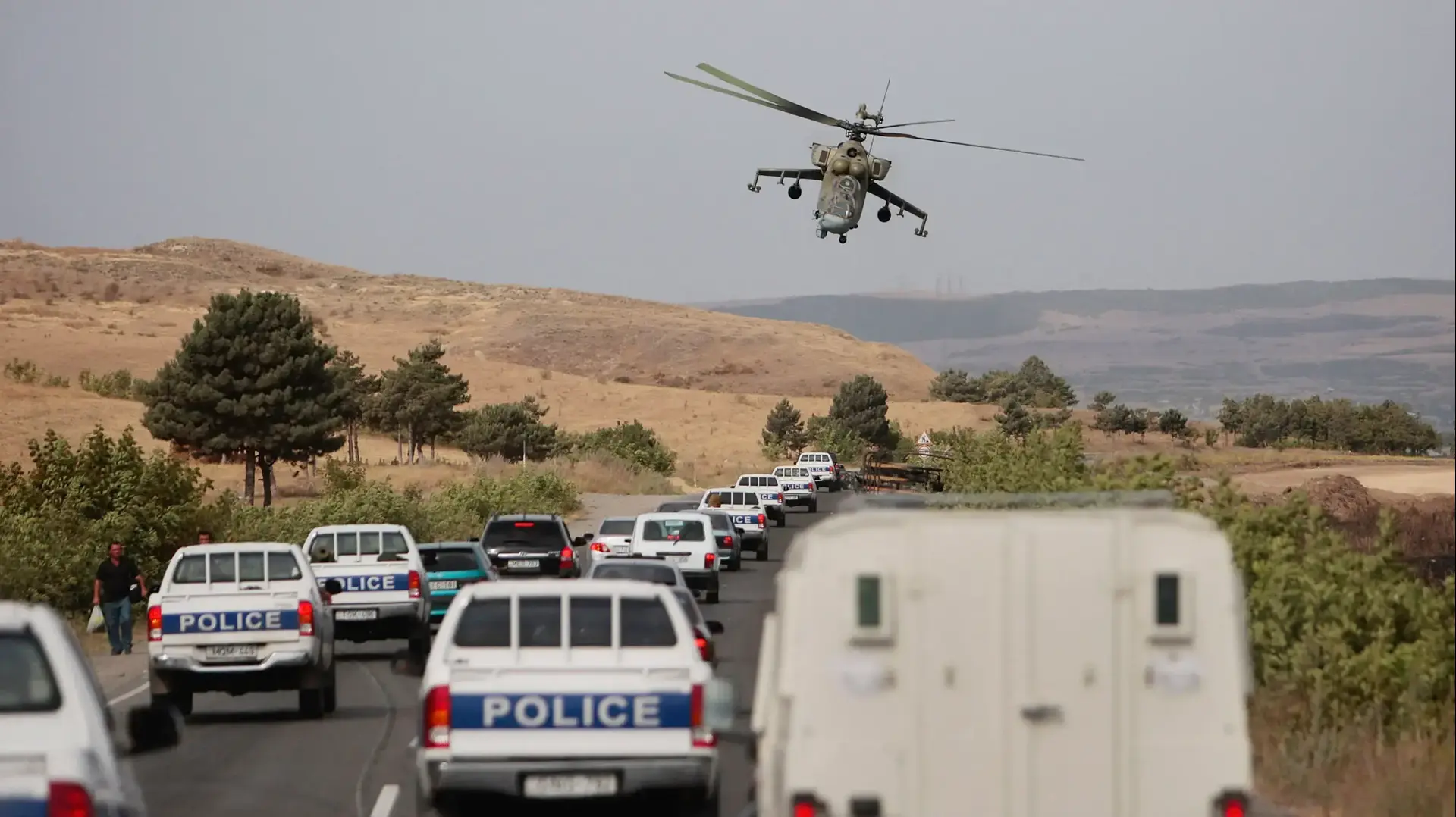 מלחמת רוסיה גאורגיה מגזין
Russian attack helicopter hovers over a convoy of Georgian police and international journalists on August 14, 2008 מלחמת רוסיה גאורגיה מגזין
Russian attack helicopter hovers over a convoy of Georgian police and international journalists on August 14, 2008