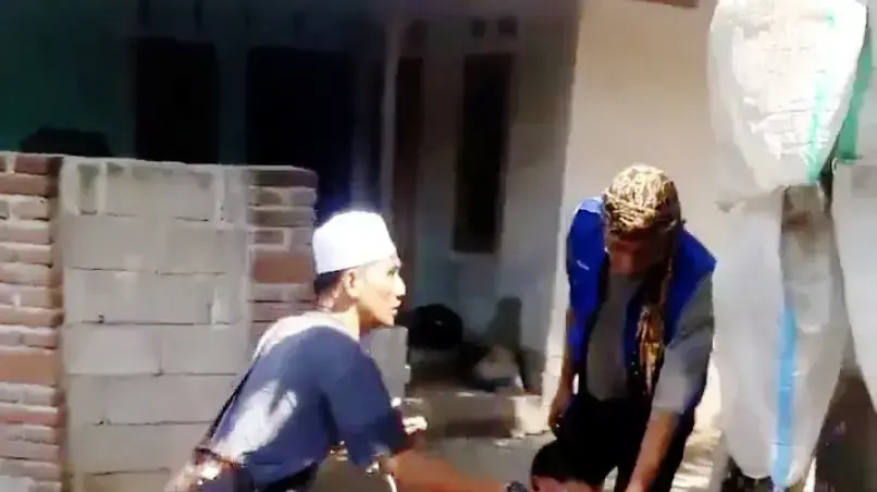אנשים מנסים להתגונן מרעידת האדמה שפקדה את אינדונזיה 9 באוגוסט 2018 