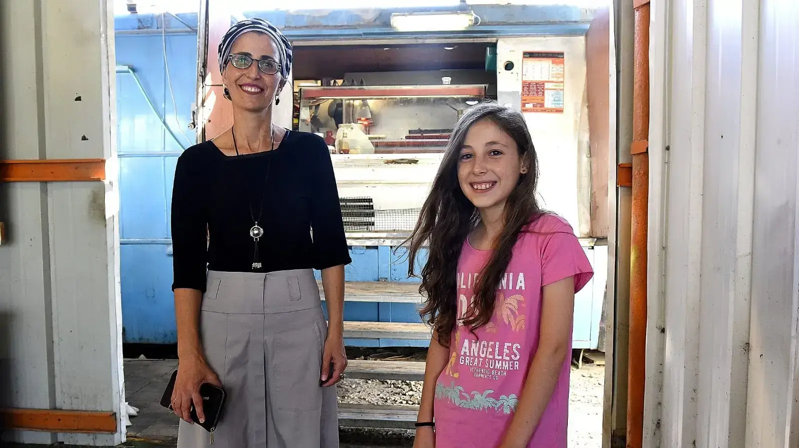 האם מיכל וביתה תהילה מוסנזון מקדומים מבקרות אצל הסבתא בקיבוץ סעד האם מיכל וביתה תהילה מוסנזון מקדומים מבקרות אצל הסבתא בקיבוץ סעד