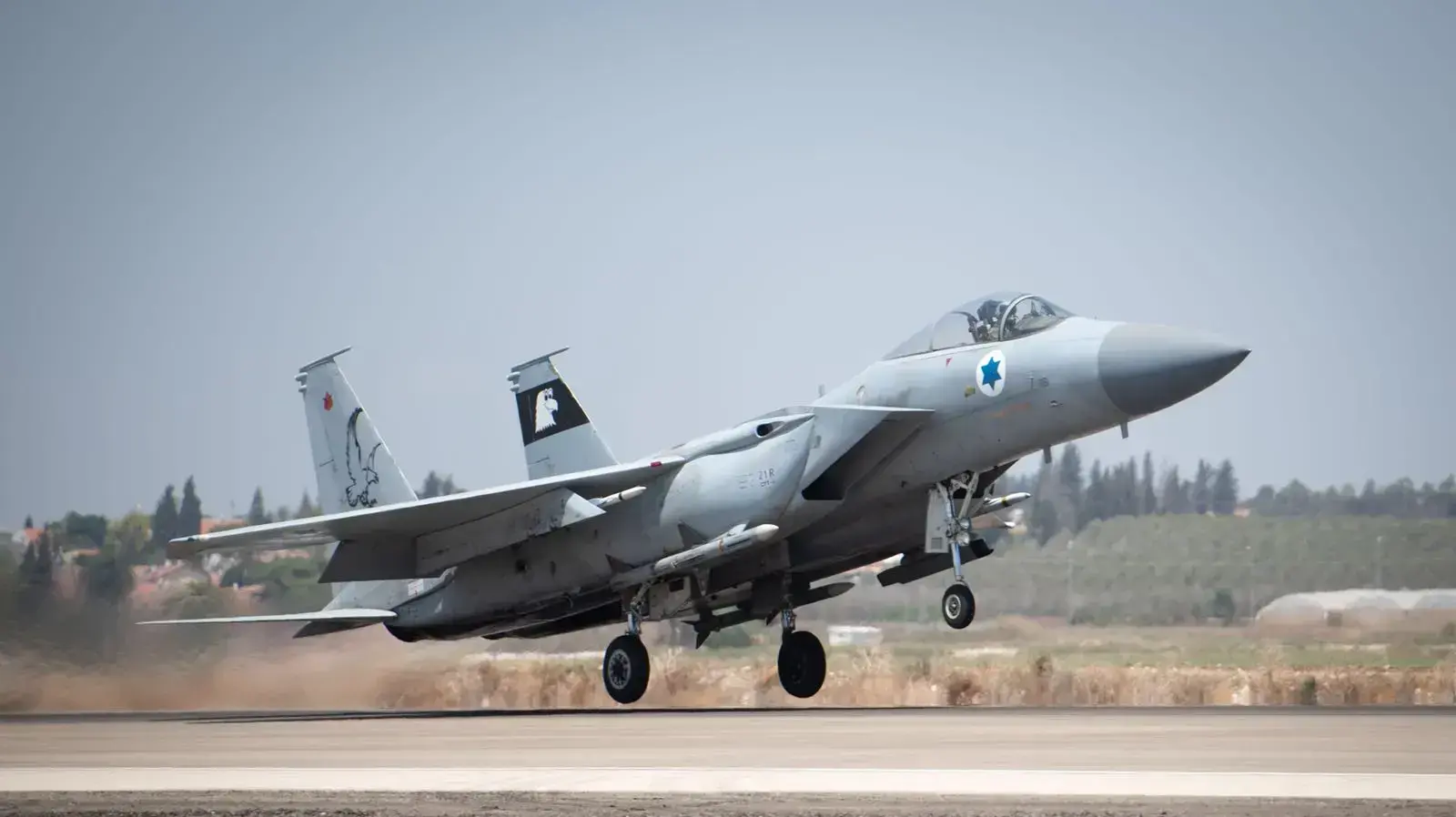 מטוס בז F15 בבסיס חיל האוויר תל נוף  - ברקע התקיפה בעזה