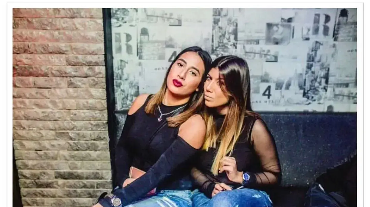 ההרוגה בתאונה בכביש 6 ב-10 באוגוסט אביה ליברטי, מימין, ובת דודתה שאנל לוגסי, משמאל ההרוגה בתאונה בכביש 6 ב-10 באוגוסט אביה ליברטי, מימין, ובת דודתה שאנל לוגסי, משמאל