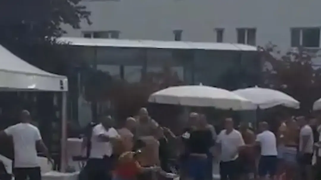 מכות בבריכה - תיירים ישראלים פתחו בקטטה בריכה במלון ברומניה מכות בבריכה - תיירים ישראלים פתחו בקטטה בריכה במלון ברומניה