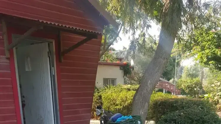 בלוני תבערה שאותרו סמוך למבנה ביישוב באשכול, 11 באוגוסט 2018 בלוני תבערה שאותרו סמוך למבנה ביישוב באשכול, 11 באוגוסט 2018