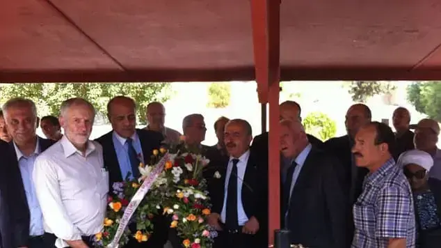 מנהיג הלייבור ג'רמי קורבין מבקר בקבר המחבלים מהטבח במינכן בתוניסיה ב-2014