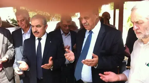 מנהיג הלייבור ג'רמי קורבין מבקר בקבר המחבלים מהטבח במינכן בתוניסיה ב-2014 מנהיג הלייבור ג'רמי קורבין מבקר בקבר המחבלים מהטבח במינכן בתוניסיה ב-2014