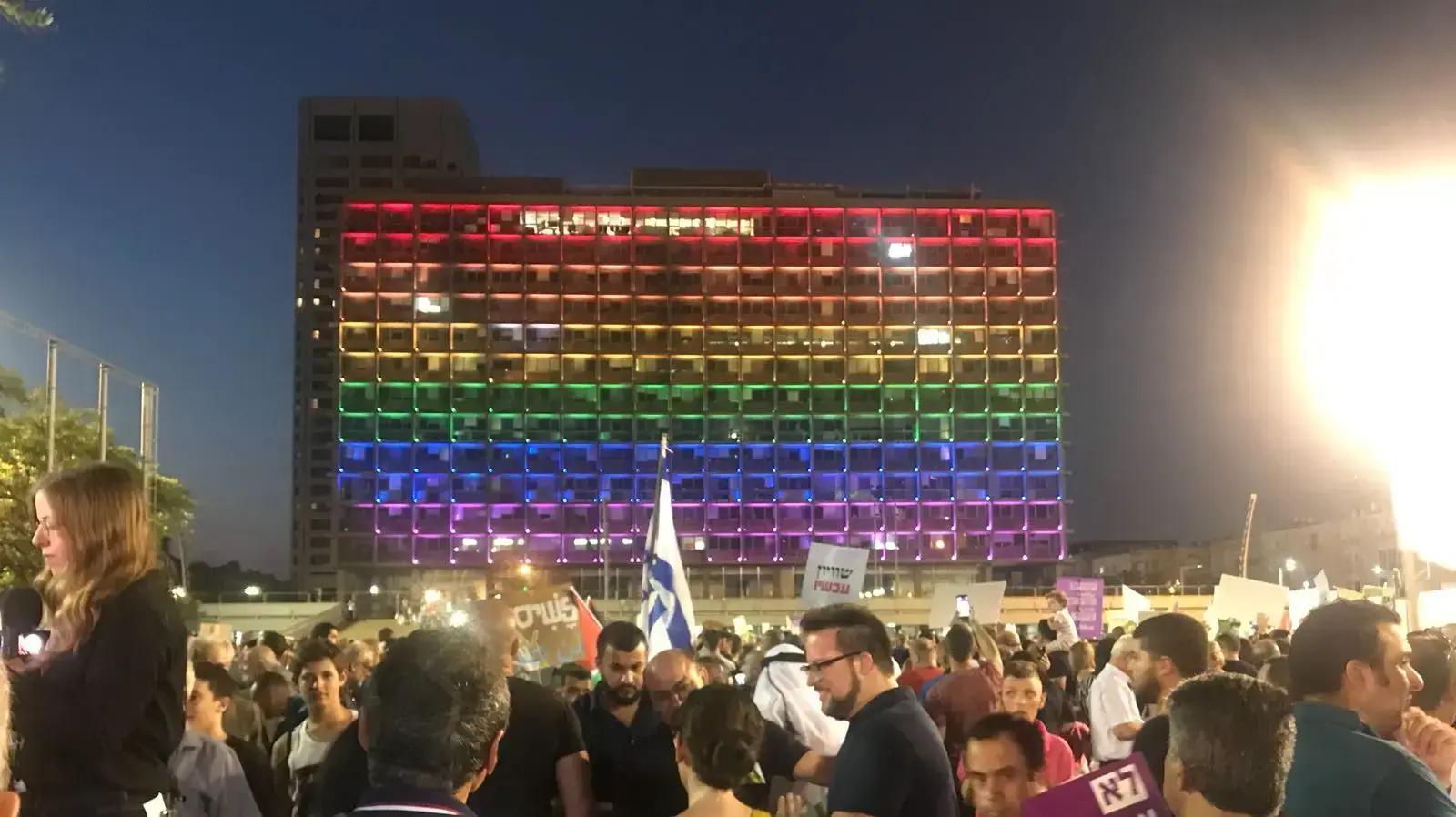 דגל גאווה על בניין העיריה במהלך הפגנת חוק הלאום שמתקיימת במקביל במקום, ת"א דגל גאווה על בניין העיריה במהלך הפגנת חוק הלאום שמתקיימת במקביל במקום, ת"א