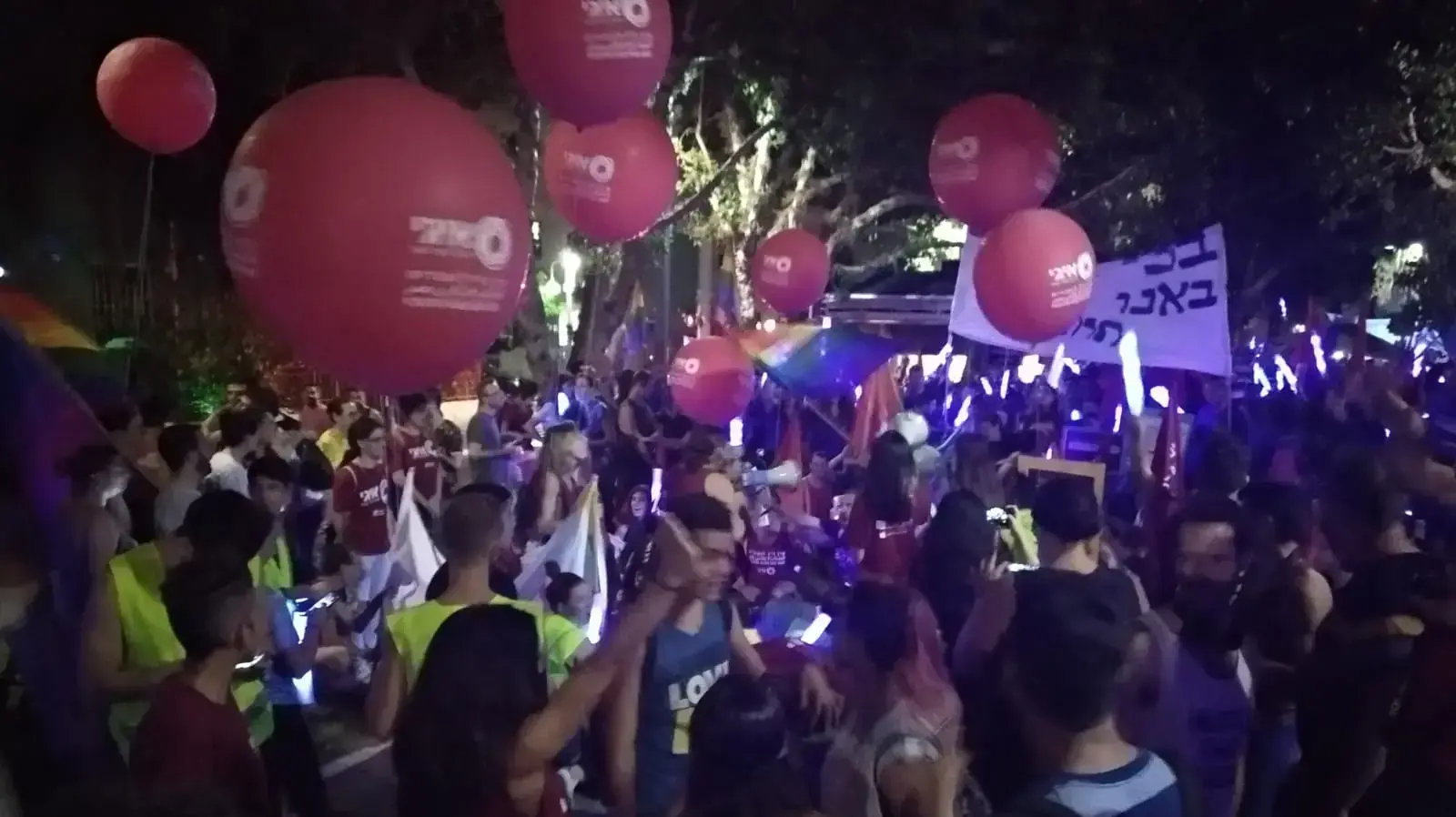 מאות בני נוער מפגינים בשדרות רוטשילד בתל אביב נגד אלימות כלפי להט"ב מאות בני נוער מפגינים בשדרות רוטשילד בתל אביב נגד אלימות כלפי להט"ב