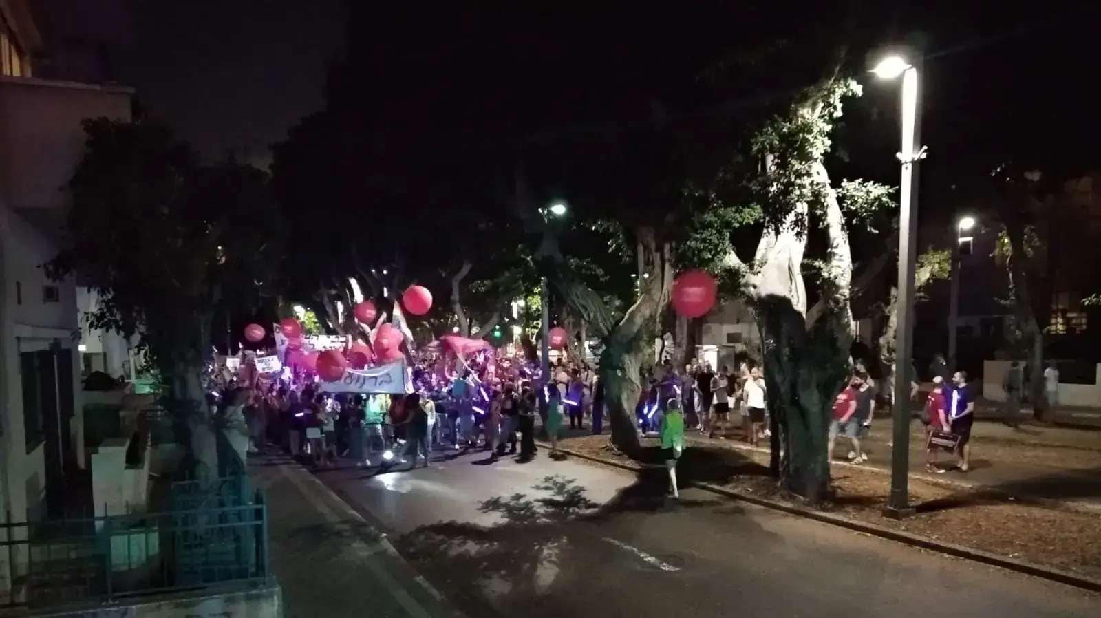 אלף בני נוער מארגוני הקהילה הגאה במחאה נגד אלימות בשדרות רוטשילד בתל אביב אלף בני נוער מארגוני הקהילה הגאה במחאה נגד אלימות בשדרות רוטשילד בתל אביב